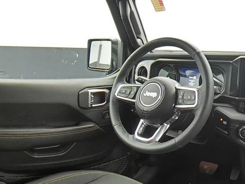 Used 2025 Jeep Wrangler Unlimited Sahara w/ Safety Group AWD/4WD image 17