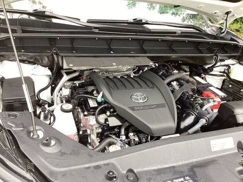 Used 2023 Toyota Highlander XLE image 4