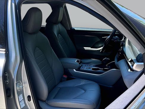 Used 2021 Toyota Highlander XLE AWD/4WD image 9