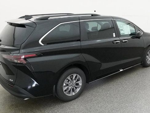 New 2026 Toyota Sienna XLE FWD image 7