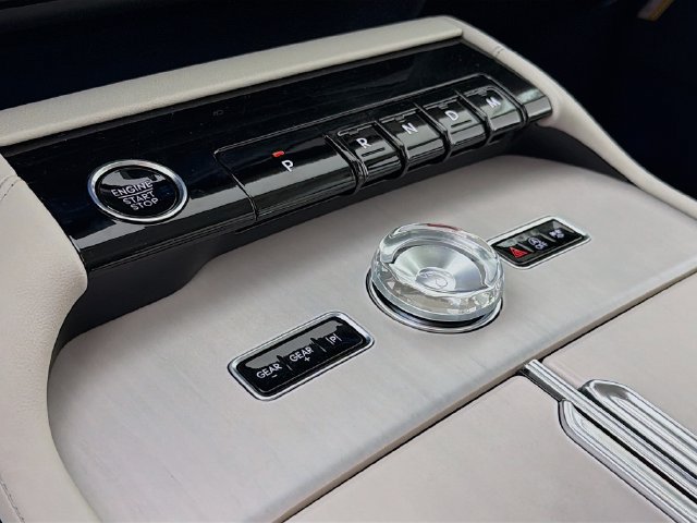 New 2026 Lincoln Navigator Premiere AWD/4WD image 17