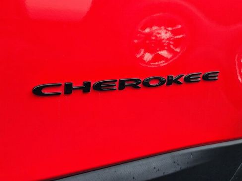 Used 2018 Jeep Cherokee Latitude w/ Altitude Package AWD/4WD image 27