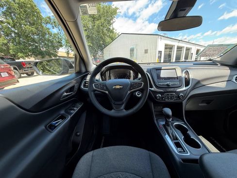 Used 2024 Chevrolet Equinox LT FWD image 2