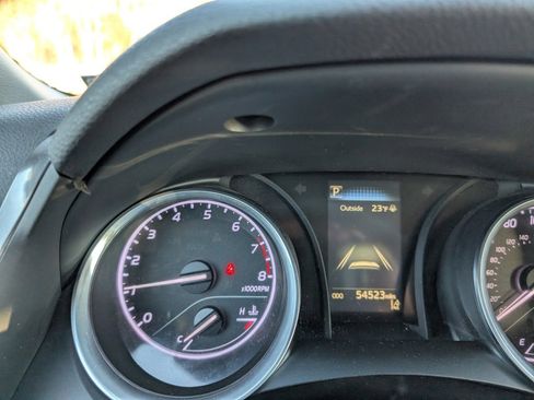 Certified 2018 Toyota Camry LE image 23