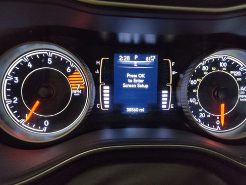 Used 2019 Jeep Cherokee Latitude Plus w/ Comfort/Convenience Group FWD image 23