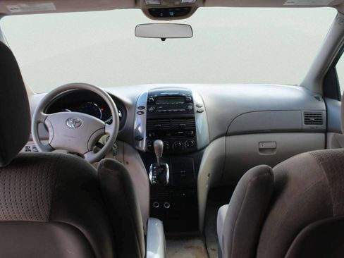 Used 2010 Toyota Sienna LE image 7