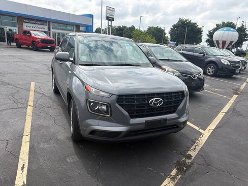 Used 2023 Hyundai Venue SE FWD image 5