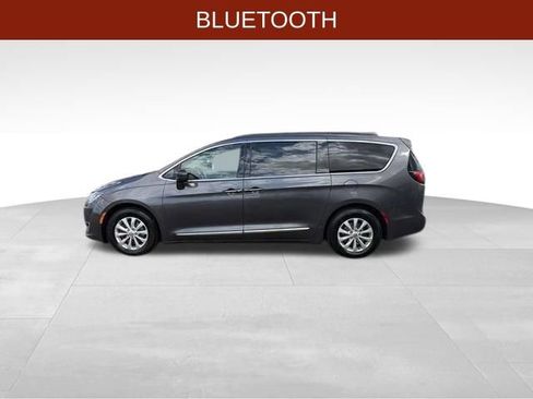 Used 2017 Chrysler Pacifica Touring-L FWD image 4