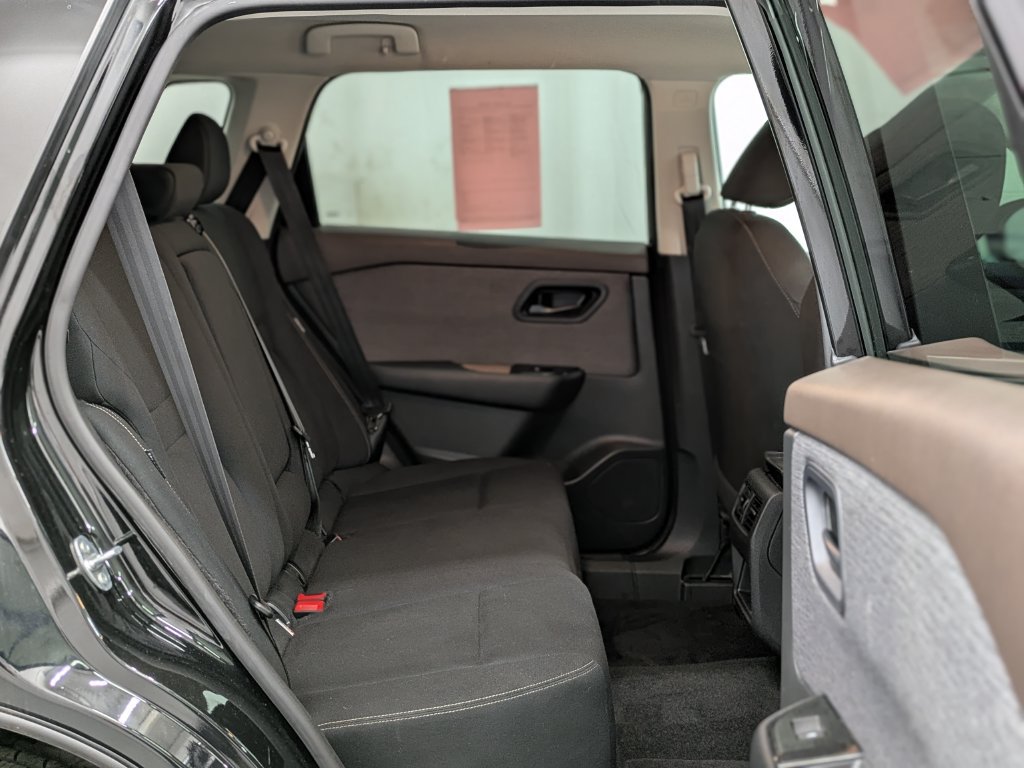 Used 2023 Nissan Rogue S AWD/4WD image 17