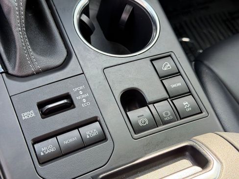 Used 2023 Toyota Highlander XLE image 24