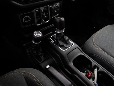 Used 2024 Jeep Gladiator Sport AWD/4WD image 17