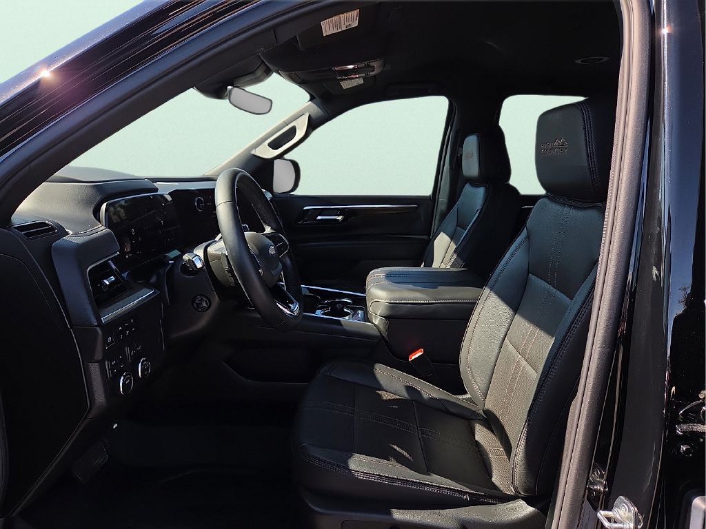 Used 2025 Chevrolet Tahoe High Country AWD/4WD image 16