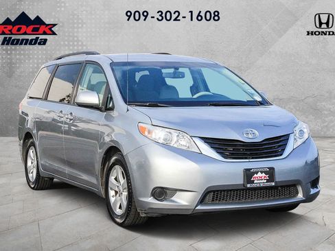 Used 2013 Toyota Sienna LE image 3