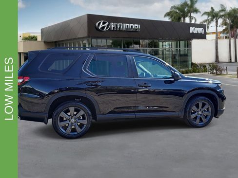 Used 2025 Honda Pilot Sport image 2