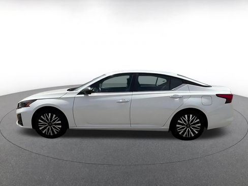 Used 2025 Nissan Altima 2.5 SV FWD image 8