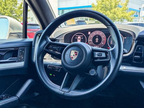 Used 2024 Porsche Cayenne AWD/4WD image 17
