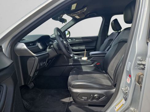 Used 2025 Jeep Grand Cherokee Altitude image 9