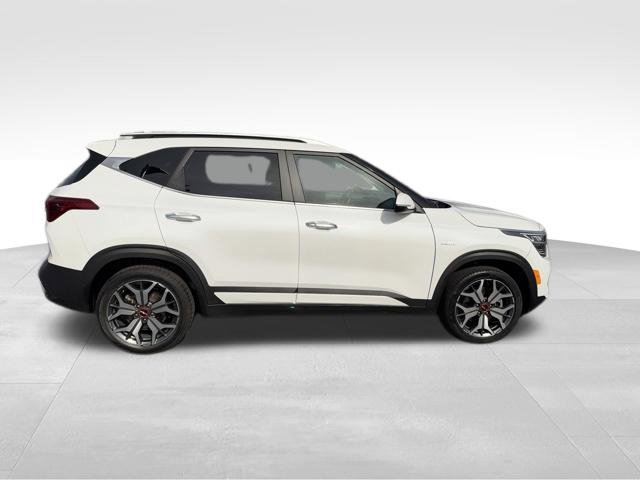 Certified 2022 Kia Seltos SX w/ Sunroof Package AWD/4WD image 9
