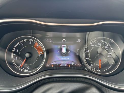 Used 2019 Jeep Cherokee Trailhawk w/ Cold Weather Group image 10