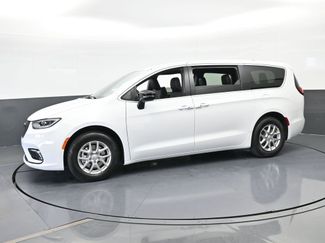 New 2026 Chrysler Pacifica Select video 2