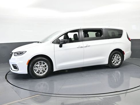 New 2026 Chrysler Pacifica Select image 2