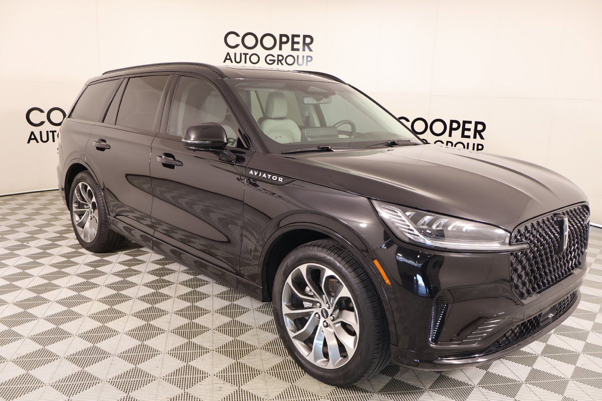 Used 2025 Lincoln Aviator 2WD w/ Jet Appearance Package image 1
