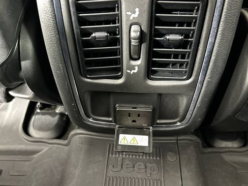 Used 2021 Jeep Grand Cherokee Laredo X AWD/4WD image 18