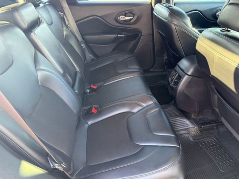 Used 2020 Jeep Cherokee Latitude Plus image 10