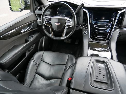 Used 2017 Cadillac Escalade ESV Platinum AWD/4WD image 9
