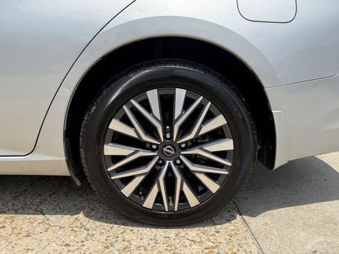 Used 2023 Nissan Altima 2.5 SV w/ SV Premium Package FWD image 9