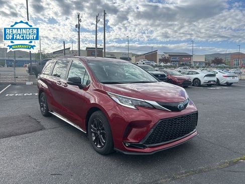 Used 2024 Toyota Sienna XSE w/ XSE Premium Package image 1