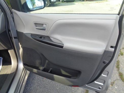 Used 2017 Toyota Sienna LE image 34