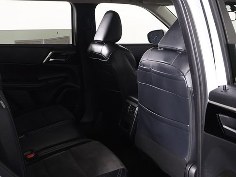 Used 2024 Mitsubishi Outlander SE AWD/4WD image 29