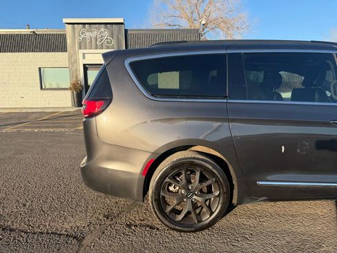 Used 2022 Chrysler Pacifica Limited AWD/4WD image 4