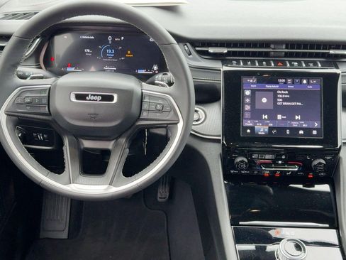 Used 2023 Jeep Grand Cherokee Altitude image 27