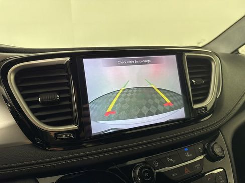 Used 2021 Chrysler Pacifica Touring w/ S Appearance Package FWD image 19