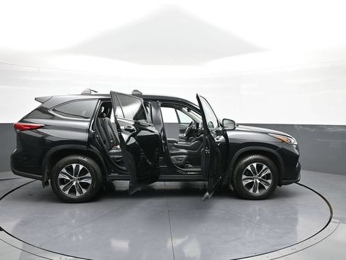 Certified 2020 Toyota Highlander XLE AWD/4WD image 44