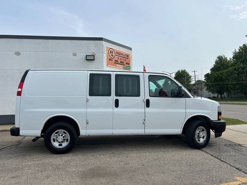 Used 2019 Chevrolet Express 2500 w/ Driver Convenience Package RWD image 3