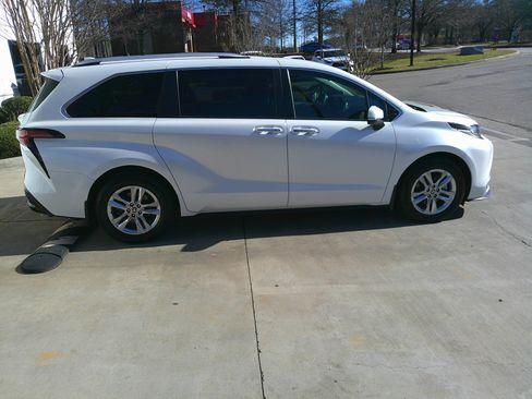 Used 2022 Toyota Sienna Limited image 14