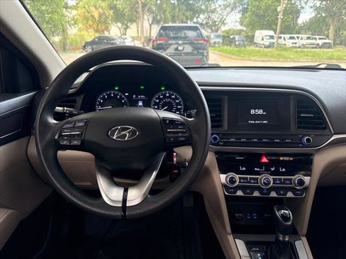 Used 2020 Hyundai Elantra SE FWD image 25
