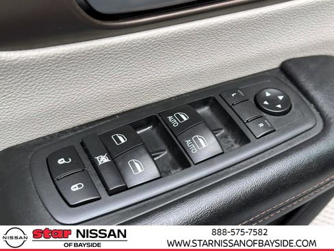 Used 2018 Chrysler Pacifica Touring-L image 16