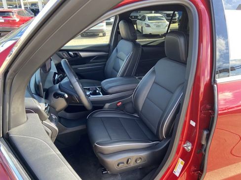 Used 2025 Buick Enclave Preferred w/ Power Package image 17