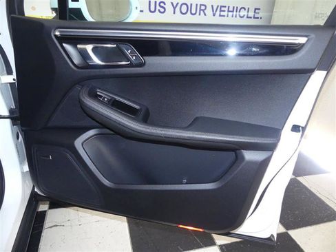 Used 2018 Porsche Macan image 21