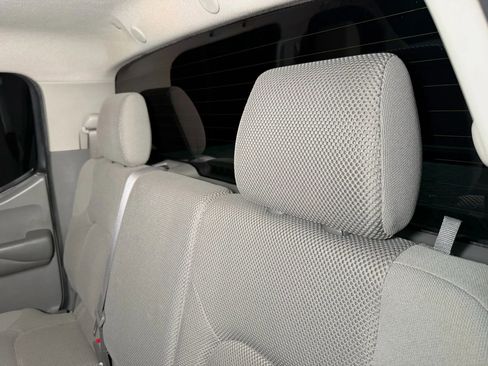 Used 2010 Nissan Frontier SE image 18