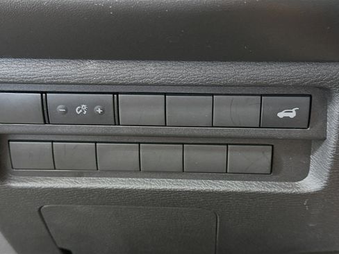 Used 2025 Mitsubishi Outlander SE image 17