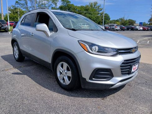 Used 2020 Chevrolet Trax LT w/ LT Convenience Package FWD image 3