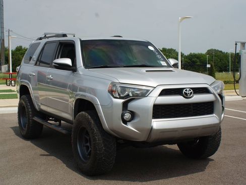 Used 2019 Toyota 4Runner TRD Off-Road Premium AWD/4WD image 2