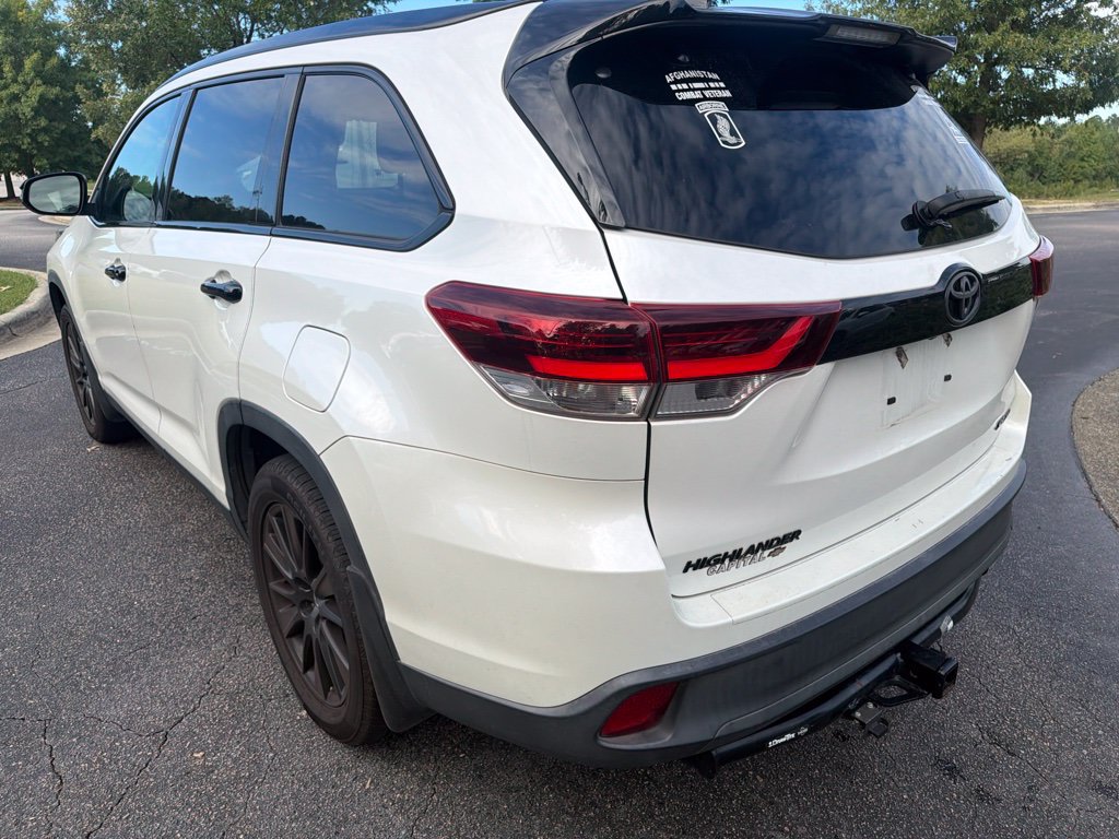 Used 2019 Toyota Highlander SE w/ Nightshade Edition AWD/4WD image 7