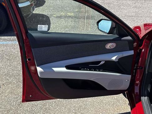 Certified 2025 Hyundai Elantra Limited FWD image 14