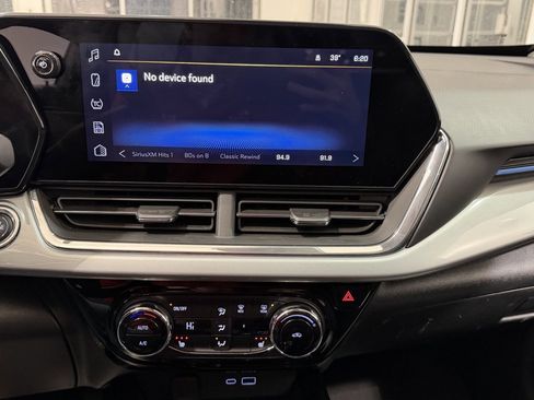 Used 2025 Chevrolet Trax LT w/ LT Convenience Package image 11